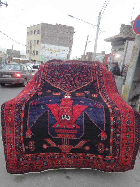 فرش در خیابان carpet on car